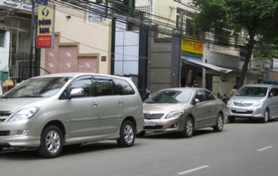 Chấn chỉnh tình trạng đậu xe lấn lòng đường - 1 Chấn chỉnh tình trạng đậu xe lấn lòng đường - 1