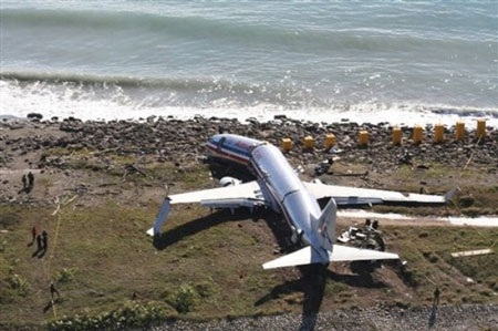 Xem máy bay Mỹ gãy làm ba phần tại Jamaica - 9