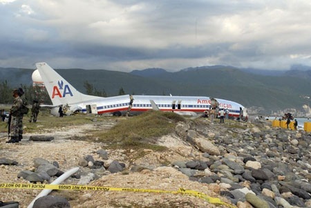 Xem máy bay Mỹ gãy làm ba phần tại Jamaica - 1