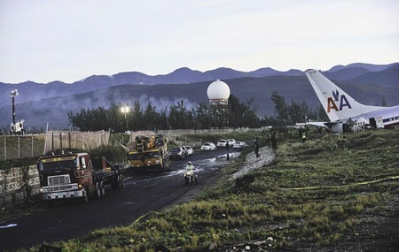 Xem máy bay Mỹ gãy làm ba phần tại Jamaica - 2