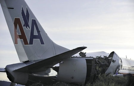 Xem máy bay Mỹ gãy làm ba phần tại Jamaica - 6