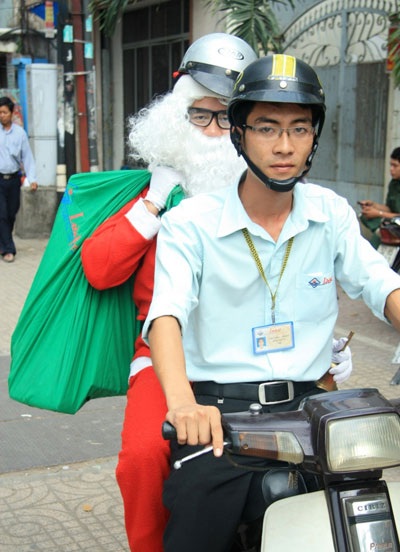 Ông già Noel chạy “sô”  - 14
