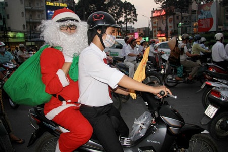 Ông già Noel chạy “sô”  - 5