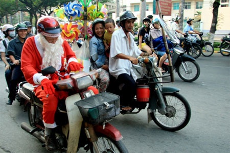 Ông già Noel chạy “sô”  - 6