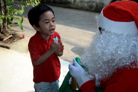 Ông già Noel chạy “sô”  - 11