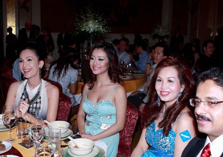 Nhiều người đẹp dự đêm “Sắc màu cuộc sống” - 1