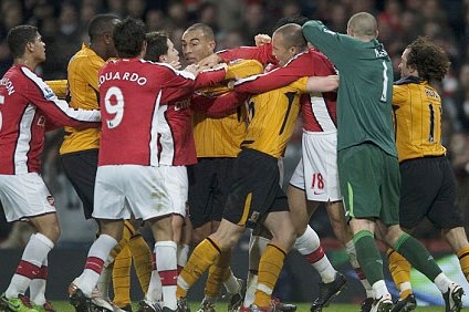 Arsenal đối diện với án phạt nặng từ FA - 1