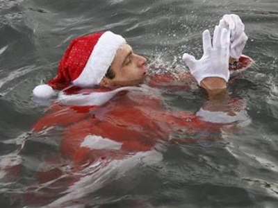 Những màn biểu diễn kỳ lạ của các ông già Noel - 12 Những màn biểu diễn kỳ lạ của các ông già Noel - 12