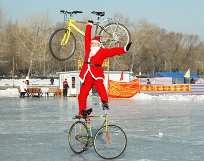 Những màn biểu diễn kỳ lạ của các ông già Noel - 1 Những màn biểu diễn kỳ lạ của các ông già Noel - 1
