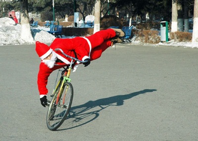 Những màn biểu diễn kỳ lạ của các ông già Noel - 2 Những màn biểu diễn kỳ lạ của các ông già Noel - 2