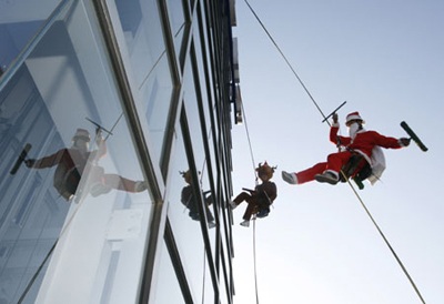 Những màn biểu diễn kỳ lạ của các ông già Noel - 9 Những màn biểu diễn kỳ lạ của các ông già Noel - 9
