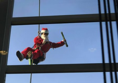 Những màn biểu diễn kỳ lạ của các ông già Noel - 10 Những màn biểu diễn kỳ lạ của các ông già Noel - 10