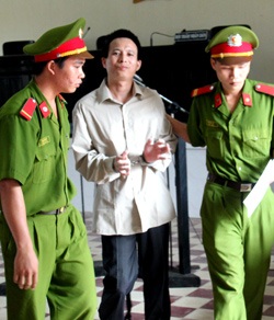 Phó Chánh án đưa hối lộ nhận 30 tháng tù - 1 Phó Chánh án đưa hối lộ nhận 30 tháng tù - 1