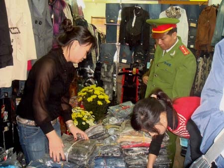 Phát hiện cửa hàng phân phối hàng Louis Vuitton giả - 1