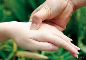 Bấm tay nếu bị vẹo cổ khi ngủ dậy - 1 Bấm tay nếu bị vẹo cổ khi ngủ dậy - 1