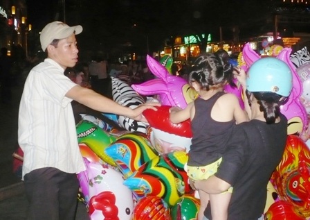 Những bạn trẻ “bám vỉa hè” đêm Giáng sinh  - 1