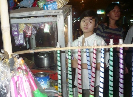 Những bạn trẻ “bám vỉa hè” đêm Giáng sinh  - 2