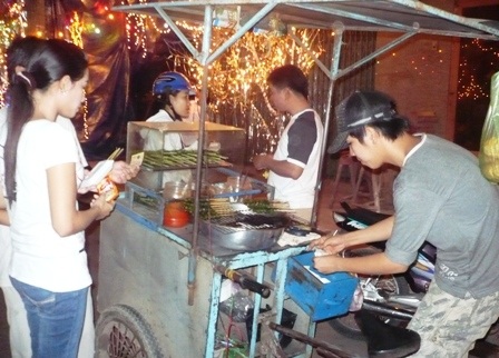 Những bạn trẻ “bám vỉa hè” đêm Giáng sinh  - 3