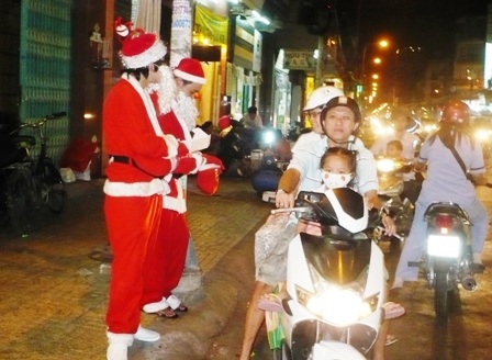 Những bạn trẻ “bám vỉa hè” đêm Giáng sinh  - 4