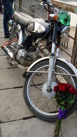 Màn tỏ tình độc đáo làm tắc nghẽn cầu Long Biên - 2