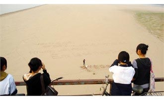 Màn tỏ tình độc đáo làm tắc nghẽn cầu Long Biên - 4