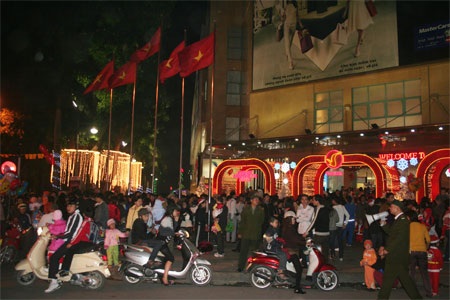Hào hứng... chen nhau đón Giáng sinh - 4