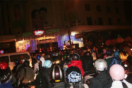 Hào hứng... chen nhau đón Giáng sinh - 5