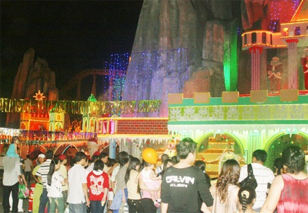 Hào hứng... chen nhau đón Giáng sinh - 1