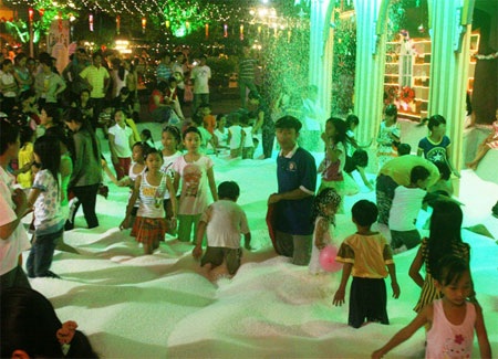 Hào hứng... chen nhau đón Giáng sinh - 3