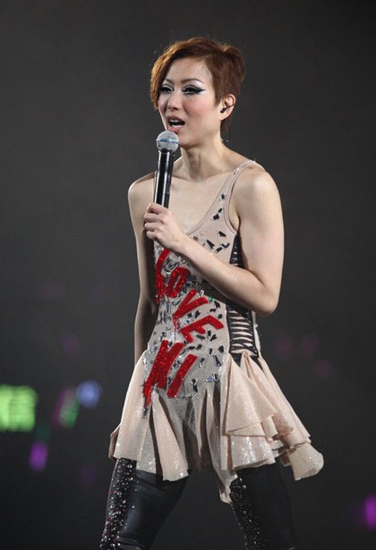 Trịnh Tú Văn trình diễn với trang phục ấn tượng - 2