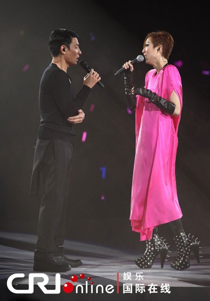 Trịnh Tú Văn trình diễn với trang phục ấn tượng - 9