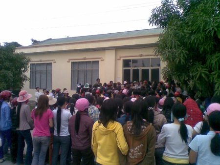 Hàng ngàn công nhân đình công đòi quyền lợi  - 5