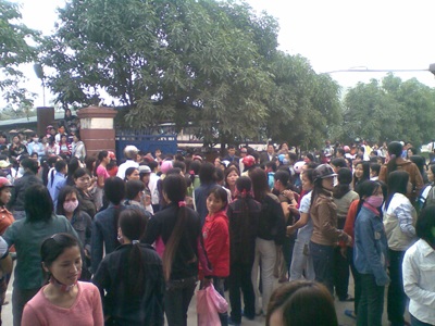 Hàng ngàn công nhân đình công đòi quyền lợi  - 1