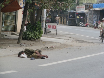 Hoảng hồn vì người hành khất nằm bất động trên phố - 1