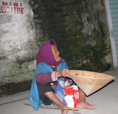 Hoảng hồn vì người hành khất nằm bất động trên phố - 2