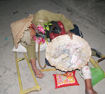 Hoảng hồn vì người hành khất nằm bất động trên phố - 3