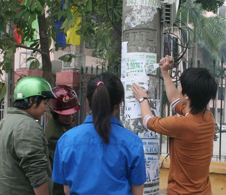 Hà Nội ngày đầu ra quân xóa bỏ quảng cáo rao vặt trái phép  - 4 Hà Nội ngày đầu ra quân xóa bỏ quảng cáo rao vặt trái phép  - 4