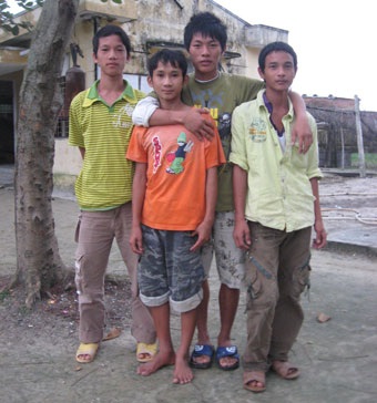 Gần chục thanh niên có nguy cơ “không được xã hội công nhận” - 1