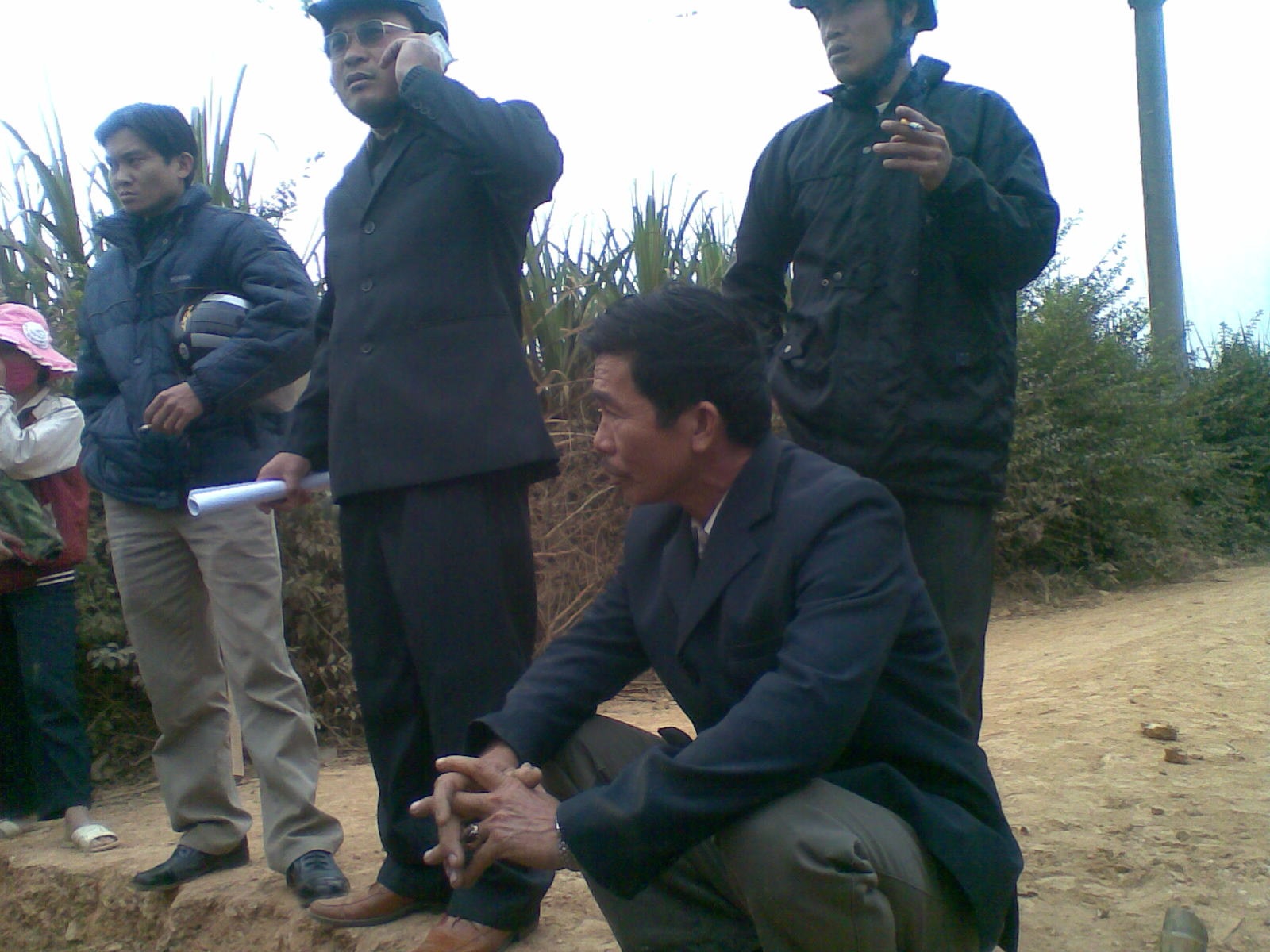 Dân hò nhau đào đường phản đối nhà máy gây ô nhiễm môi trường - 9