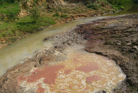 Dân hò nhau đào đường phản đối nhà máy gây ô nhiễm môi trường - 12