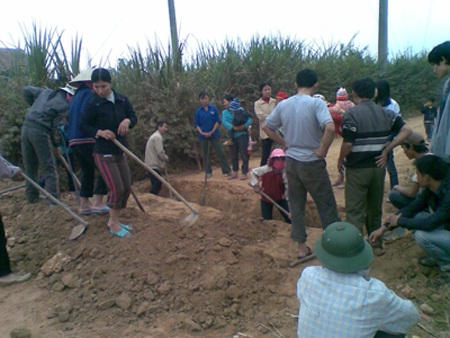 Dân hò nhau đào đường phản đối nhà máy gây ô nhiễm môi trường - 1