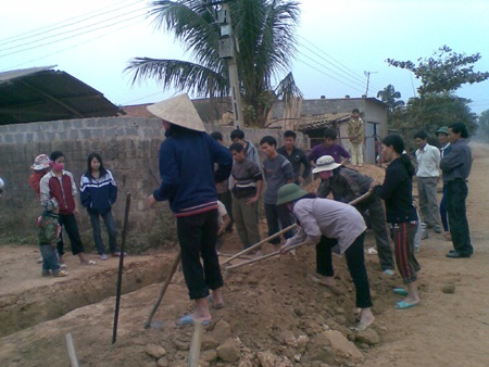 Dân hò nhau đào đường phản đối nhà máy gây ô nhiễm môi trường - 8