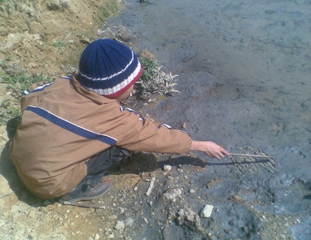 Dân hò nhau đào đường phản đối nhà máy gây ô nhiễm môi trường - 3