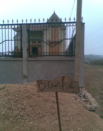 Dân hò nhau đào đường phản đối nhà máy gây ô nhiễm môi trường - 6