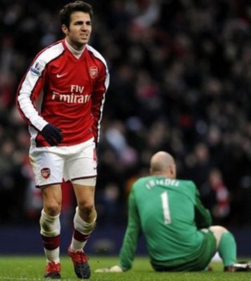 Wenger quan ngại chấn thương của Fabregas - 2 Wenger quan ngại chấn thương của Fabregas - 2
