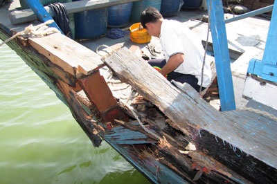 Một tàu cá suýt chìm vì bị 4 tàu không số tấn công - 1 Một tàu cá suýt chìm vì bị 4 tàu không số tấn công - 1