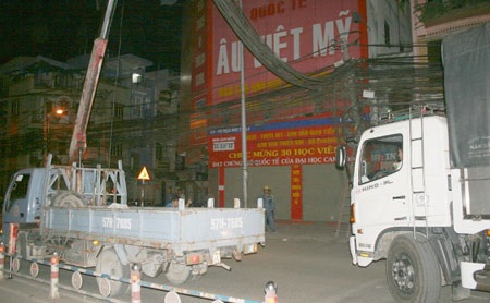 Kẹt xe lúc nửa đêm vì container vướng cáp viễn thông  - 2