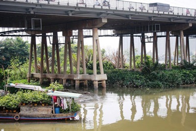 Hai cô gái trẻ tự vẫn dưới chân cầu Sài Gòn - 1 Hai cô gái trẻ tự vẫn dưới chân cầu Sài Gòn - 1