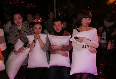 Đập nhau bằng gối để giảm stress - 1 Đập nhau bằng gối để giảm stress - 1