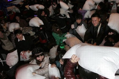 Đập nhau bằng gối để giảm stress - 2 Đập nhau bằng gối để giảm stress - 2